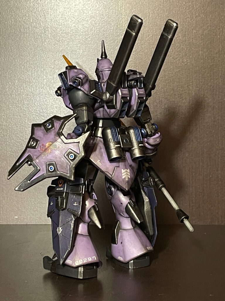 腰には余剰パーツのギャンバックパックを取付。