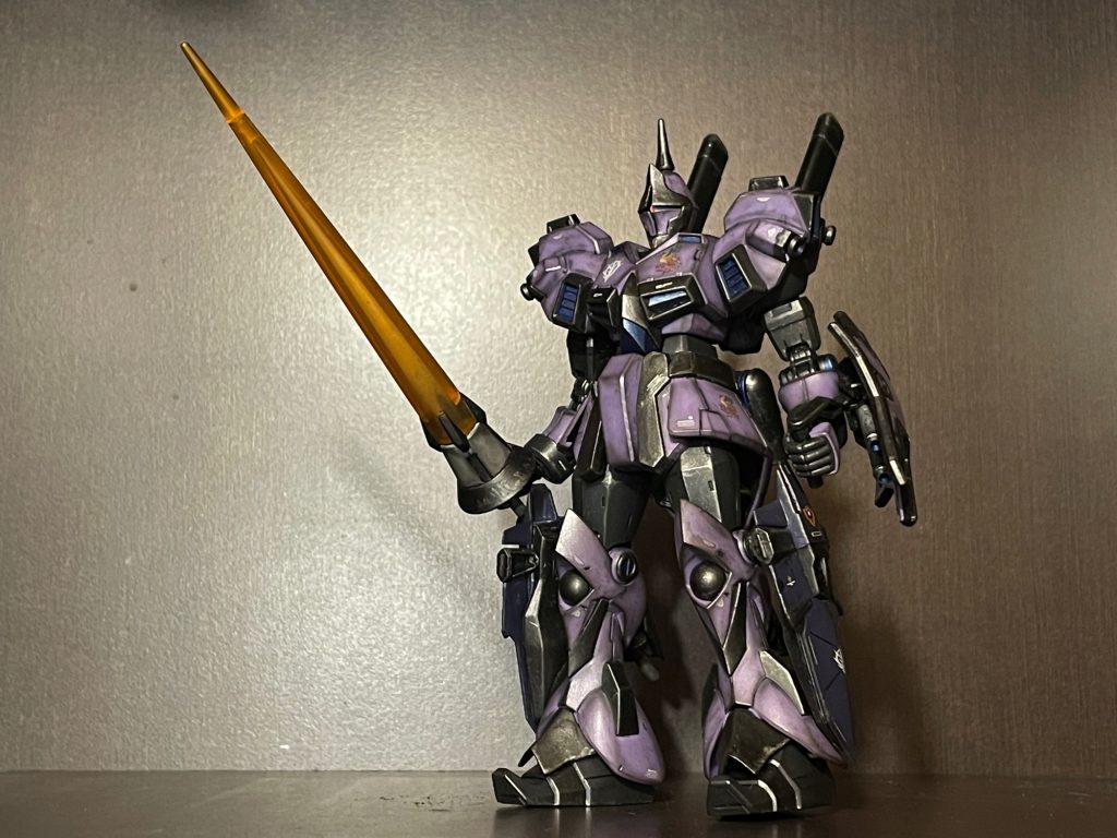 凛々しい立ち姿。膝には余ったPCジョイントでビルダーズパーツのファンネルラックを装備。 