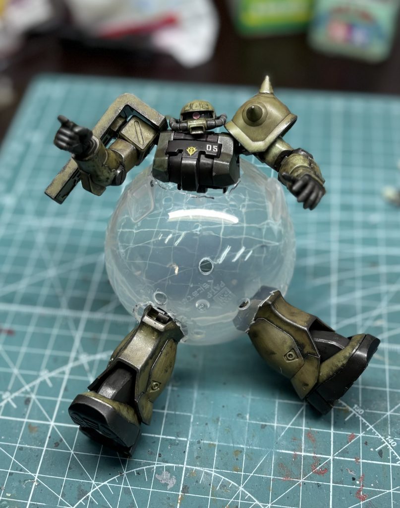 100円均一で購入したライトのボールは大きすぎたので、ガチャのカプセルを利用しています。