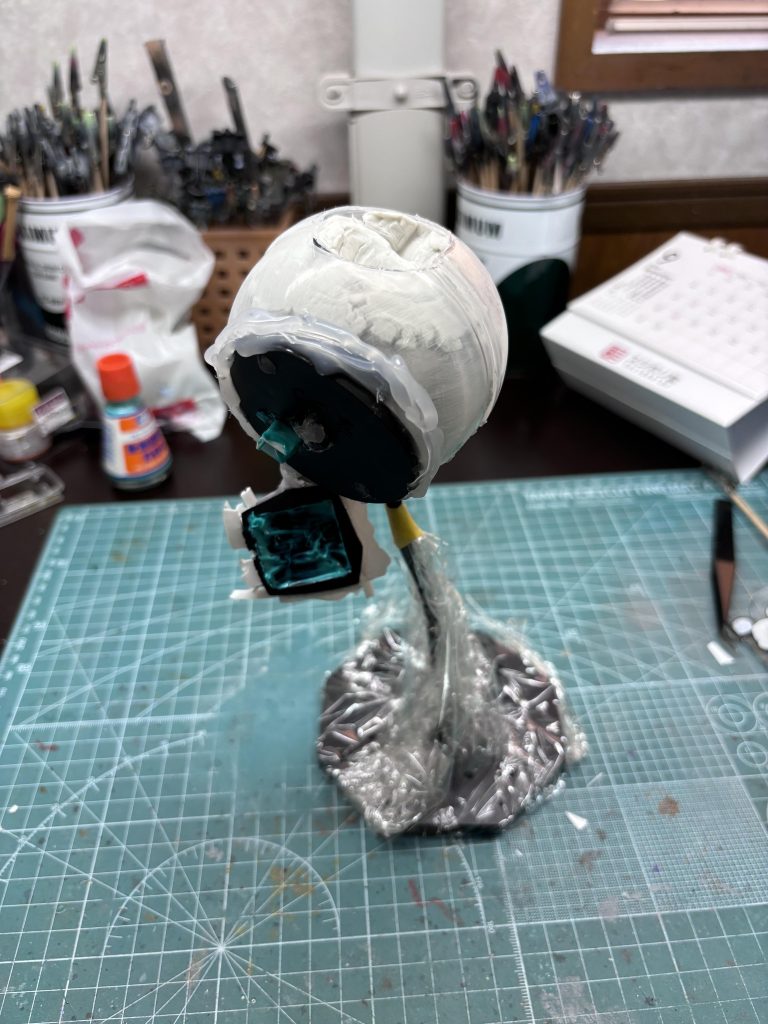 電飾の基盤と太陽光パネルをグールガンで固定して、太陽光パネルに塗料がかからない様にマスキング。