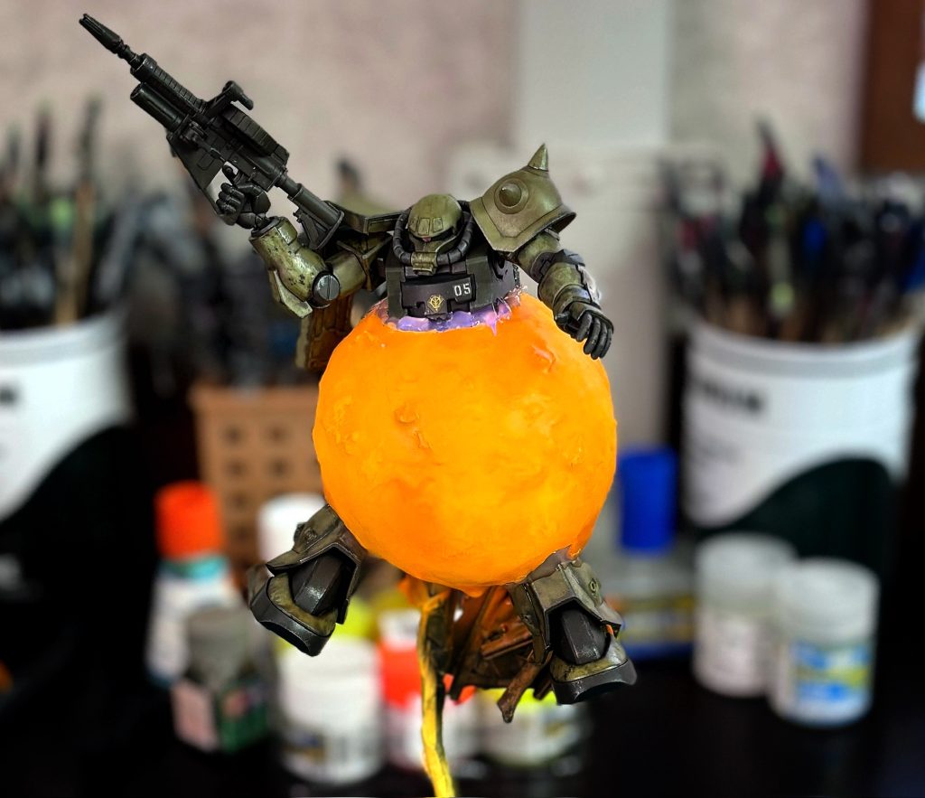 【艶消しクリアで薄めたホワイト】⇒【艶消しクリア+蛍光オレンジ+ホワイト少量】⇒【艶消しクリア+蛍光イエロー+ホワイト少量】⇒【スモークグレー】の順で塗装。その後、グールガンでザクを固定。グールガンのプラスチックは塗料が乗らないので、上からまたFRPを乗せます。この時、硬化剤をケチって硬化に5時間かかってしまいました💦