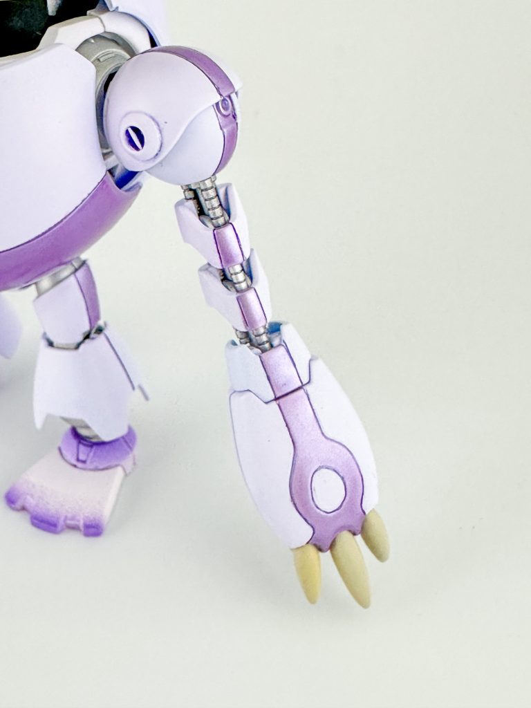 元デザインだと上着とショートパンツの模様はオーロラフィルムが貼られた質感になっていてその再現のため偏光塗料を厚めに吹きました。