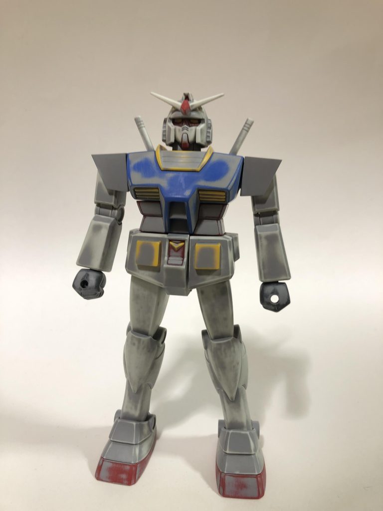 各部の合わせ目消しと肩アーマーを角張らせたかったのでプラ板を貼り付けています。