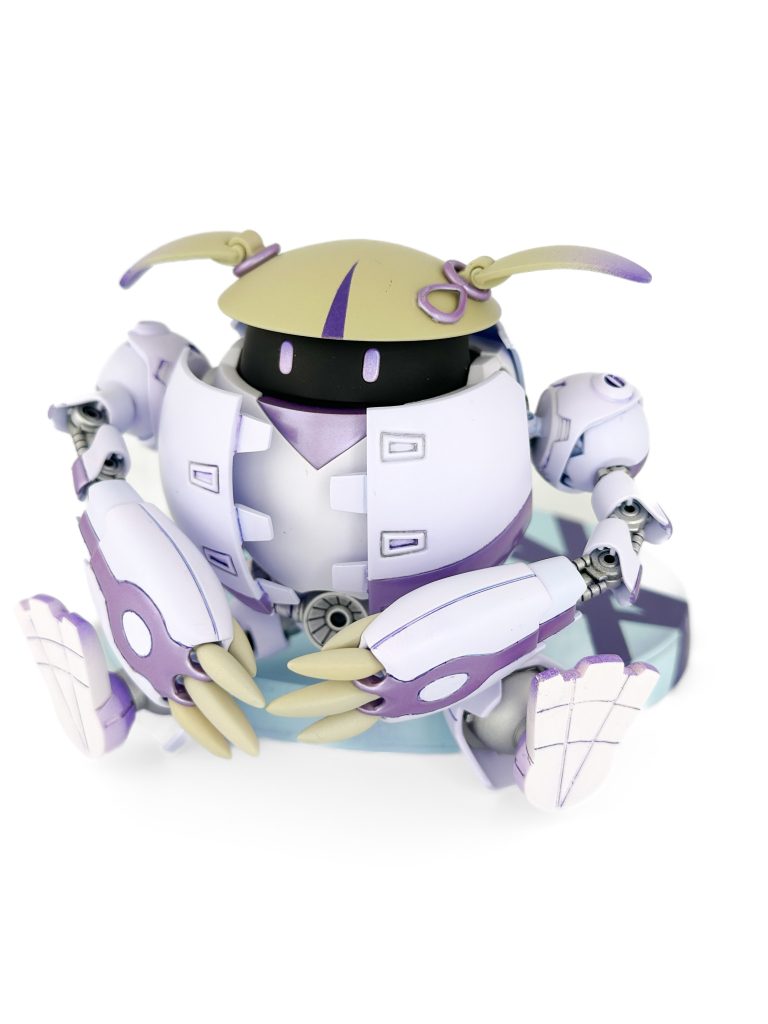 台座に座ることも可能。足裏はプラバンで蓋をして簡易的にモールドを入れました。指は全てパテで肉抜きを埋めています。