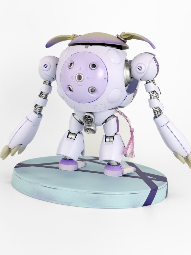 キットの改修点としては・頭部デザインの変更・肩部蓋の移植、形状変更・腕、胸等のモールド新造この3点になります。ホロライブは4年ほど前からずっと好きで以前にも星街すいせいイメージカラーのアトラスなんかを作りました（過去作品の中にありますので良ければ見てください）が、轟はじめはデビュー初日に心奪われてから一気に最推しになりました。最近めでたく活動一周年と、投稿日がメンバーシップ開設1周年ということで何かの記念になればと。今回は11/2に東京で行われるVtuber関連の作品の展示会に作品だけでも出さないかと誘われまして、せっかくということで制作に入りました。頭部のヘアピンとヘアゴムはマルカンとネックレス用のチャームを加工して使用。腰の装飾は自分でミサンガを編みました。