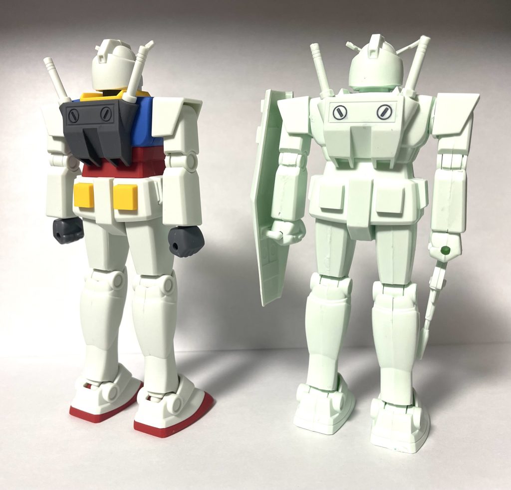 背面ですー墨入れはどちらも同じところにしました。旧キットはタミヤセメントで接着して組み立てましたが合わせめがひどい(zaku-kao4)