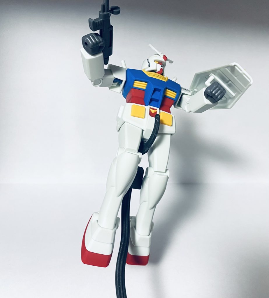 最後に飛び立つガンダムで。リバイブだけ買うつもりだったのに、旧キットを同時期に再販するバンダイの戦略にまんまとのかってしまいましたが、昔のガンダムと今のガンダムを作ると言う貴重な体験ができました！