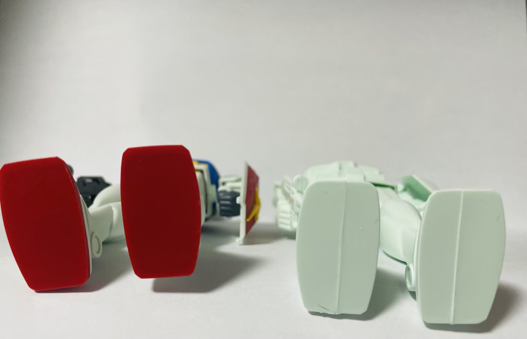 足は平らです。組み立て思いましたが、リバイブの方も旧キットとパーツ構成が同じようになっていて、バンダイすげぇ再現だぁ！って思うクオリティです