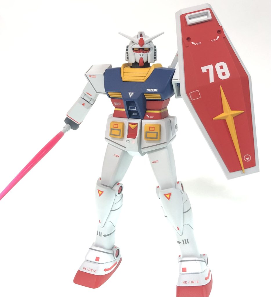 足を広げられるように改造しています。