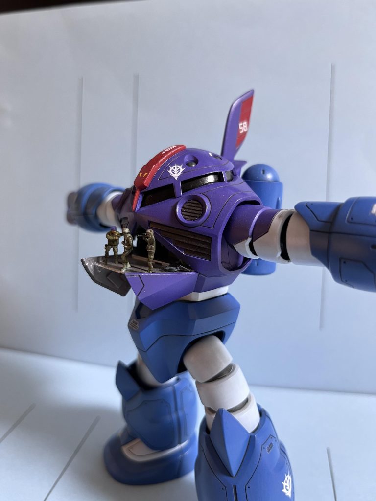 両手を伸ばして、ガウに擬態してます。