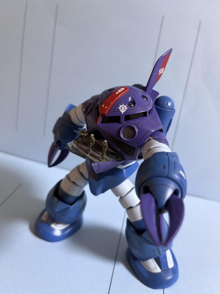 筆塗りの全塗装でやってます。ビシャビシャに薄めて使うようになってから、筆跡が気にならなくなりましたが、色によっては全然乗らない場合がありますね。少々の粗が出た方が自分らしい気もするので、艶消し振って、汚しを入れたら万事OKです(zaku-kao8)