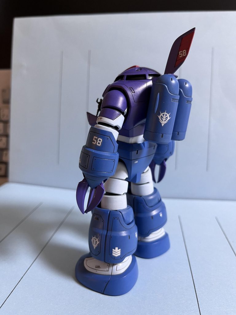 カラーリングは、連邦軍の目をバグらせる為にガウ部分以外は空の色に同化するようにしてます。