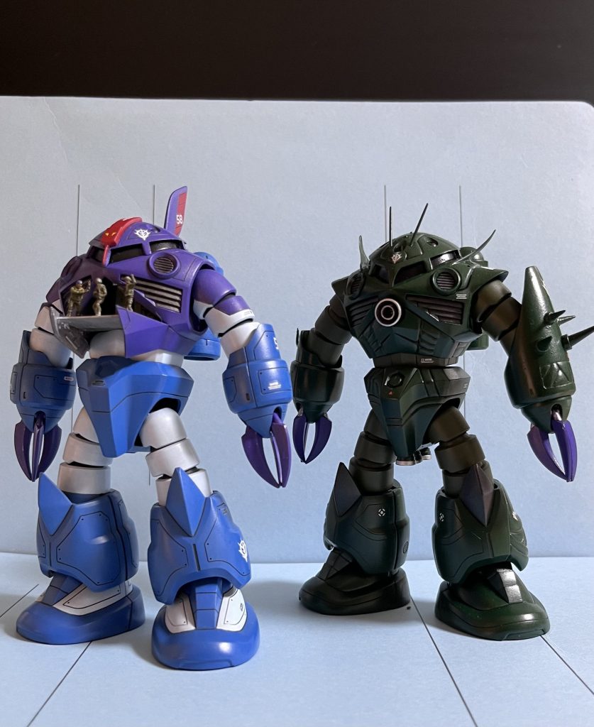 ドズル専用機と並んでみると、ガルマ専用機の爽やかさが引き立ちます。