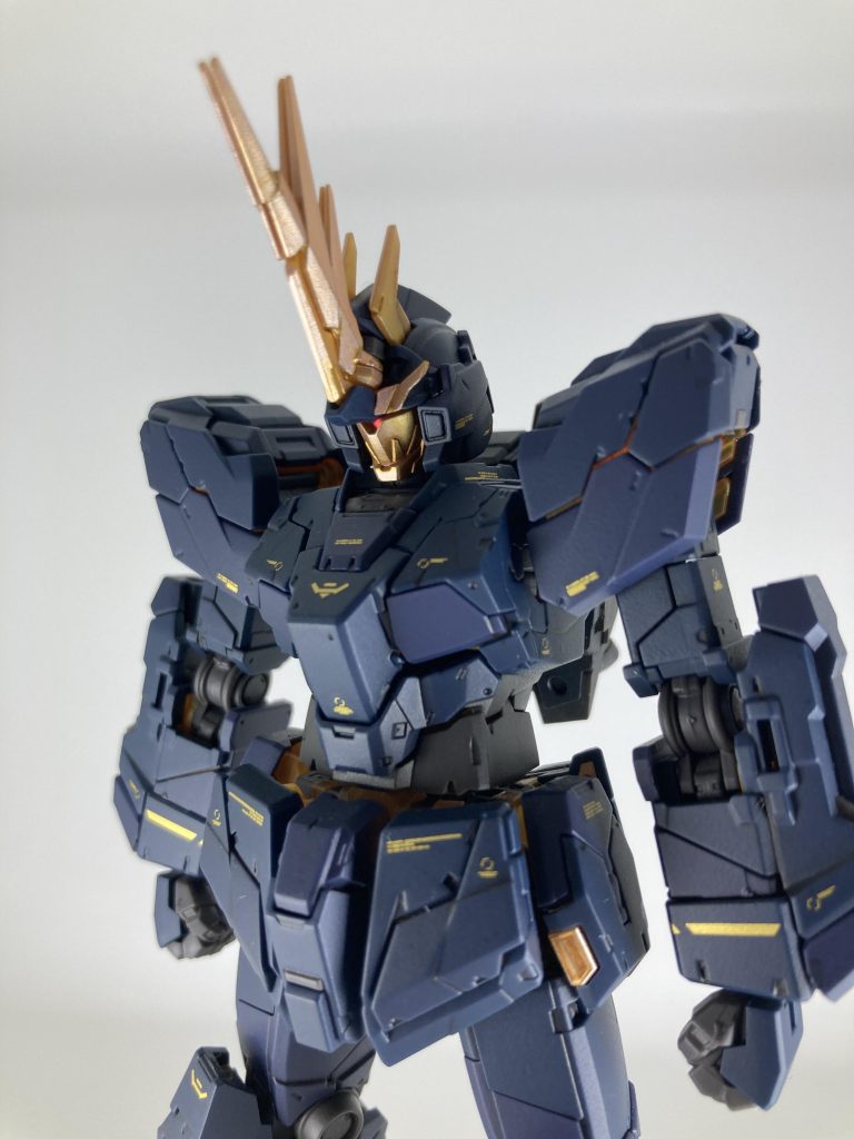 5月頃に完成してから飾って放置してました。ゴールド部分のみガンダムマーカーで塗装していますが、それ以外は成型色のままでつや消ししてます。デカールはHJのゴールドを使用しています。ver.Kaのバンシィに惚れたのがきっかけです。個人的にユニコーンモードが好きなので、これで完成としてます。再販されたものを購入して取り掛かったのですが、フレームの足首や股関節がキツすぎてネジ切れそうになり、途中で作るのが嫌になり放置してました😭何とかモチベーションを戻しながら、調整しつつ完成することができました。ここで終わらせてしまったのは、ネガティブな経緯があったからかもしれません‥。とにかく、久しぶり投稿できて良かったです!完成品にも満足してます!最後までご覧いただきありがとうございました!