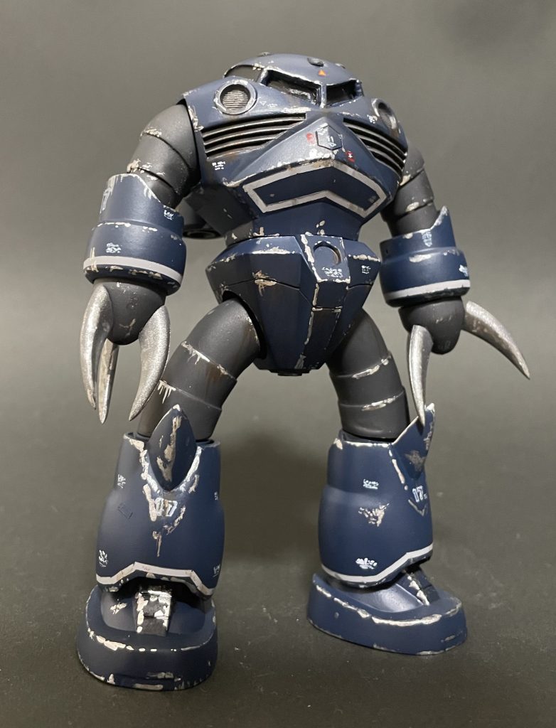 モノアイカバーはくりぬき、裏から透明プラ板を貼ったのみ内側にミライトでモノアイを再現しました。膝にロール軸を儲け、ハノジに向ける事が出来ます