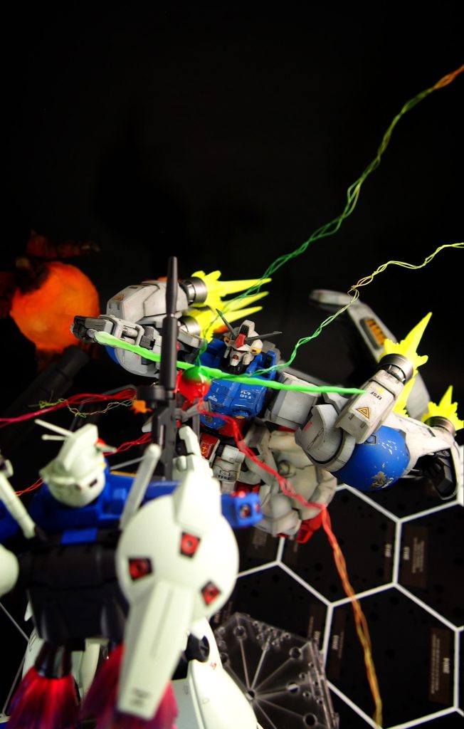 機動戦士ガンダム0083 STARDUST MEMORYの一部を切り取って、友人と私の作風と思いをぶつけ合っています。「ガンプラはtoy」として作成する友人と「モビルスーツは重機」として作成する私。ガンダムvsガンダム、玩具 vs 重機。