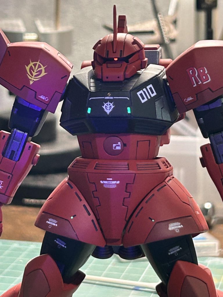 蛍光塗料を塗ったカラーチップを少しだけ付けました。モノアイもご覧の通りビコーンです。