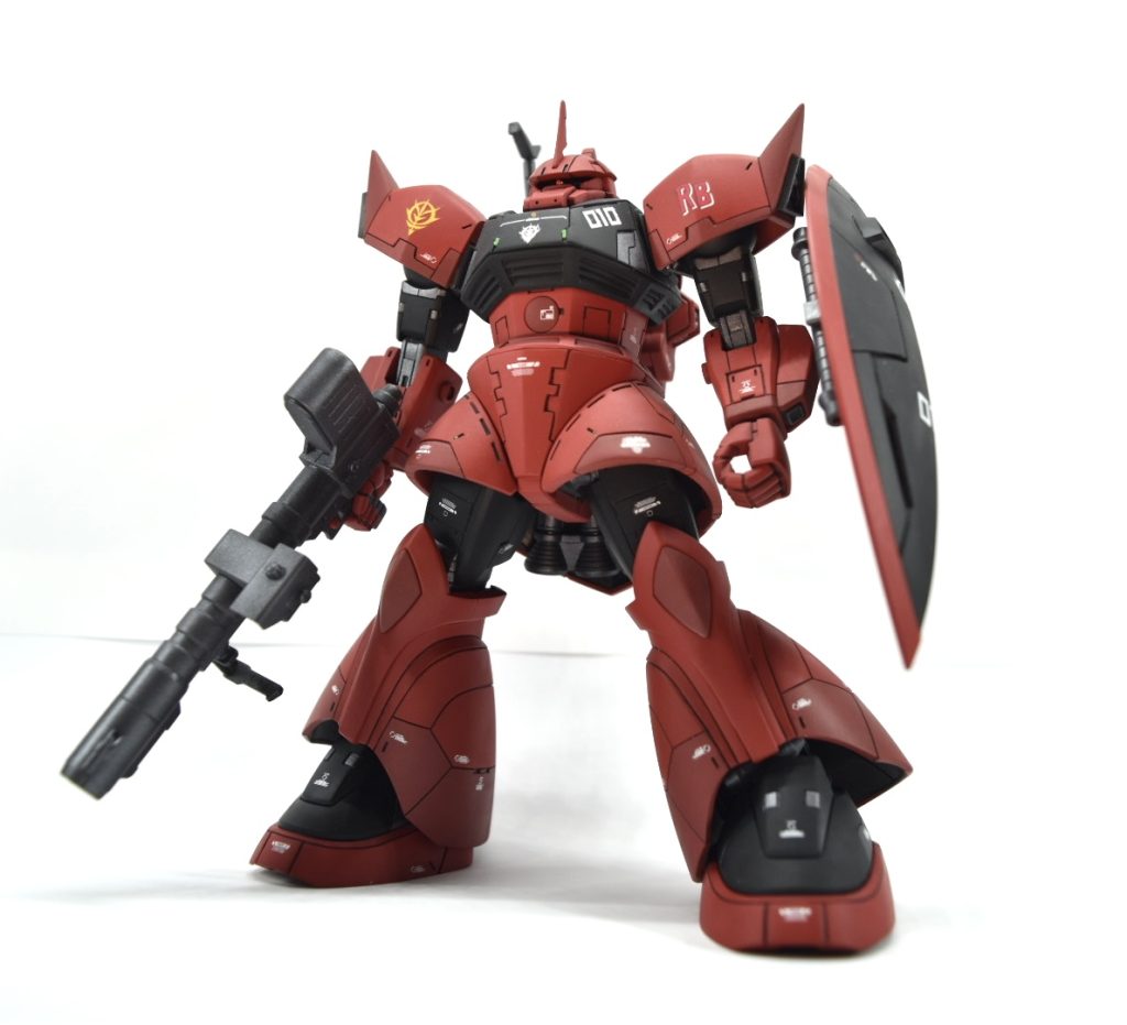 煽り気味の写真余談ですが、制作過程で頭部の鼻の部分に金属パーツを付けていましたが、鼻バルカンという意見があまりにも多かったので、泣く泣く通常の鼻に変えました。個人的には初代メカゴジラを意識した先鋭的なデザインで超イカしてると思っていたのですが、時代が追いついていなかったようです。