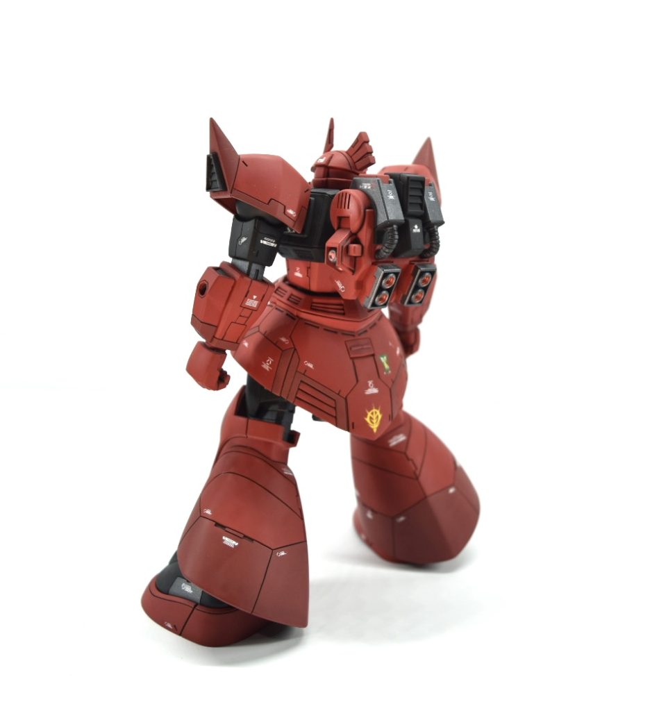 リアスカードのスジ彫りラインは個人的にお気に入りです。バックパックはデフォルトの位置だと高過ぎて違和感があったので下げました。