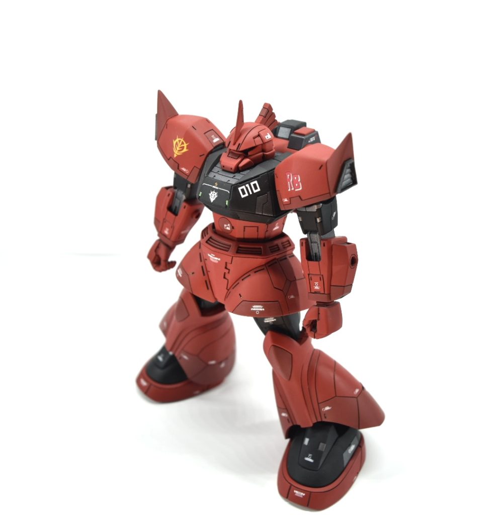 ほぼ全ての合わせ目消しをおこない、後ハメ加工を施してます。肩にはプラ板で自作したダクト?をくっ付けてMG風にしました。