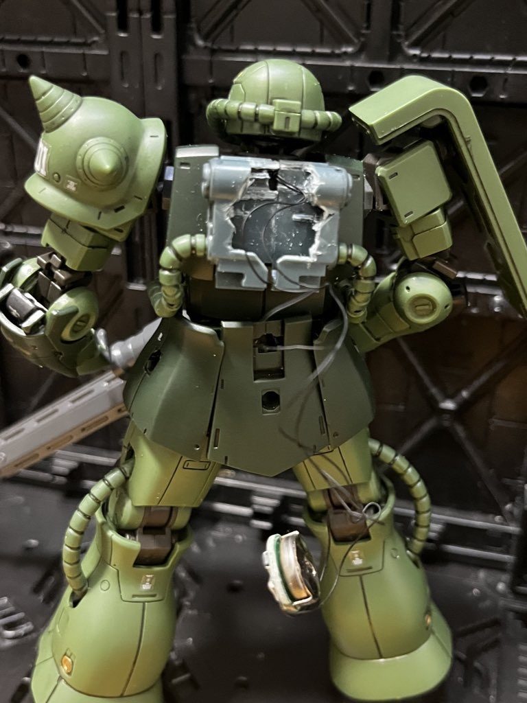 バックパックにも電線を巻いて収めてます。バックパックは外装を付けるので加工は適当です。