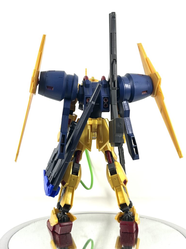 バックパックはデミバーディングよりバオリパックを加工したものティターンズブルーで塗装バーニア部はシャアレッドを使用