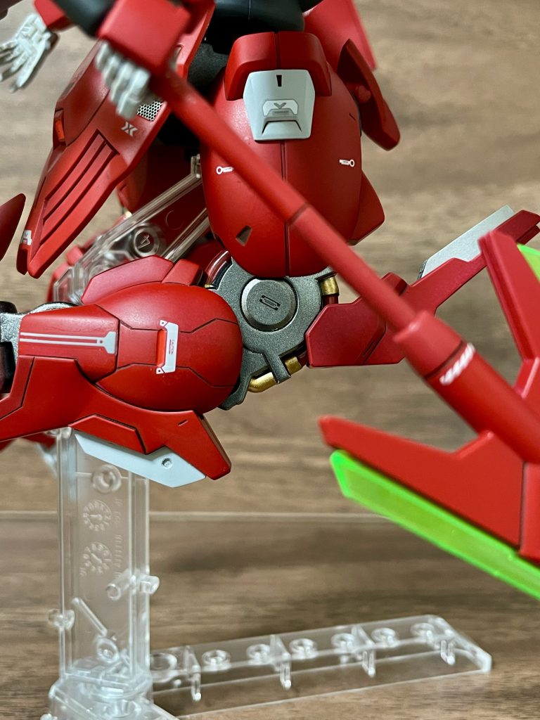 膝関節の動力パイプらしきパーツもゴールドとメタルレッドで塗り分け。