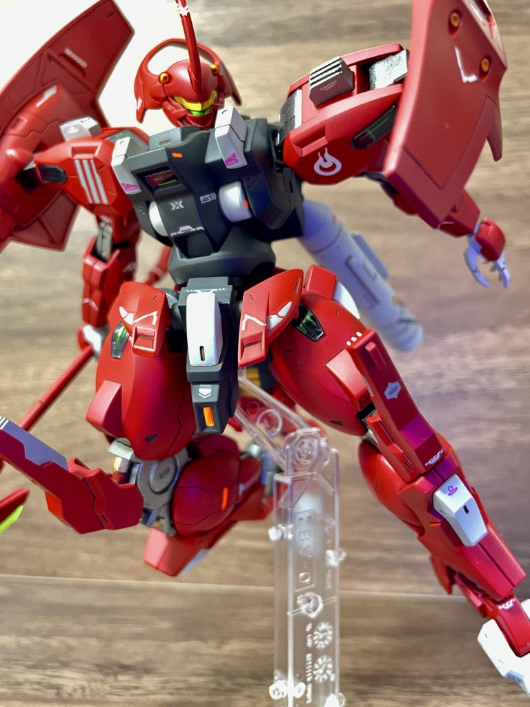 ディテールアップは腰部のフロントスカートの改修、肩上と膝上に放熱フィンなるものを設置。蛍光塗料の赤で一部ペイント。