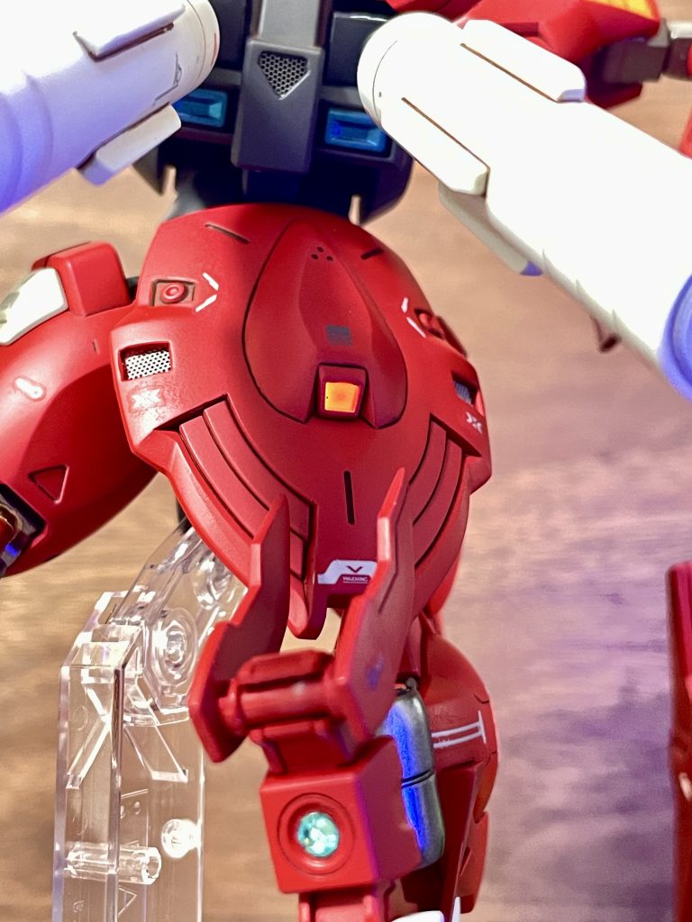 バックパックとリアスカートの一部を切り抜き裏からメタルメッシュを貼り付け。足裏にジュエリーシール貼り付けてビーム射出口を演出。