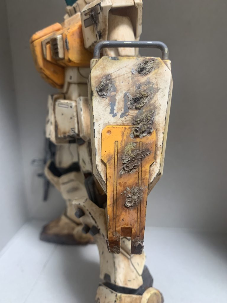 シールドは弾痕多めです。ネットを参考にドリルで削り、デザインナイフとパテで弾痕を表現してみました。