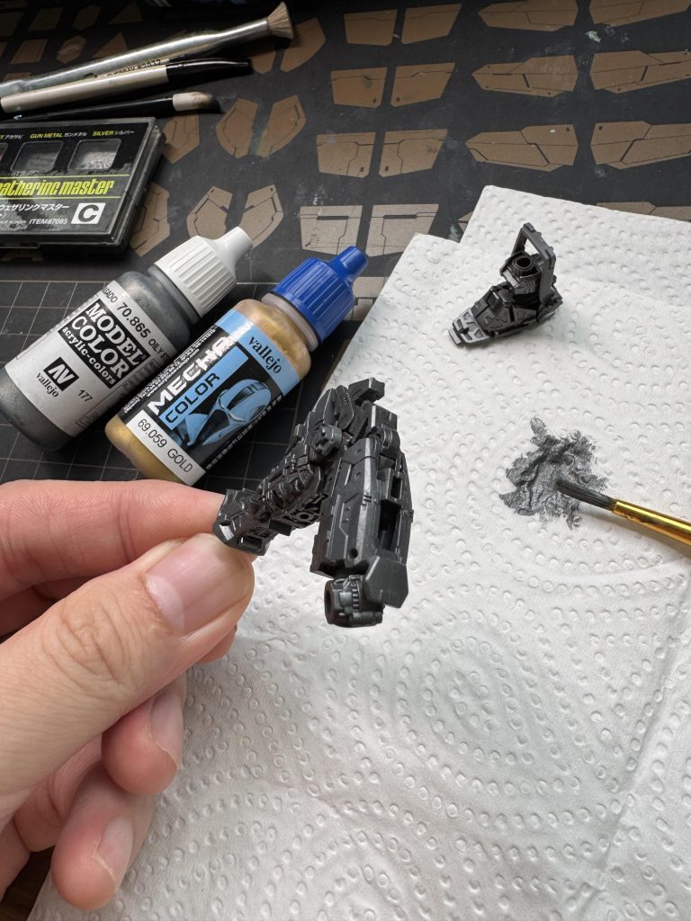 Painting of inner-frame: most of these parts are dry-brushed with Vallejo metallic colours. For gold-coloured and plated parts I used Gundam Marker EX paints to brush or spray on them.