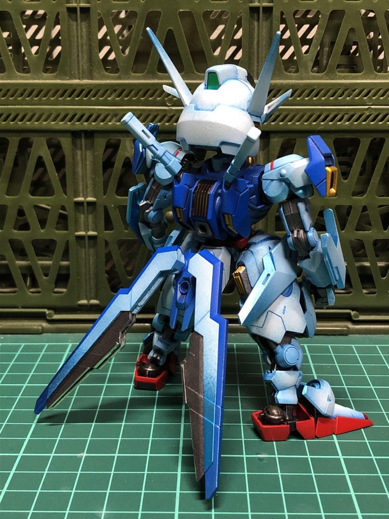 頭部と腰部をSDEX、他をHGを縮めて使用しています。バランスを考慮して、腕は縮めずに使ってます。カラーリングは、白をエスカッシャン使用時の青エフェクトをイメージして、グラデーション塗装にしています。