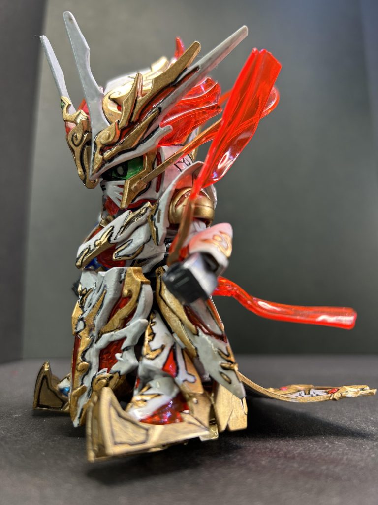 左側。塗り分けのはみ出しをごまかしてくれる、墨入れですが厚塗りのせいもあり歪む歪む。筋彫り入れておくべきでした。(後の祭り)