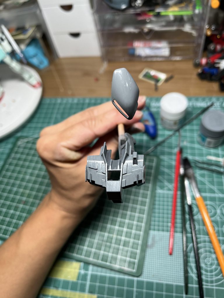 水星ホビーカラー グレーを筆塗このあたりから雲行が悪くなってきました、、、100均の筆の毛が抜ける抜ける!!!塗面に毛がつきまくる、、、ピンセットで除去し塗り直し乾いたら塗面もある程度キレイになり、最低限OKと言い聞かせ次の色へ(この時すでにエアブラシで吹けばよかったかなと思い始めてました)