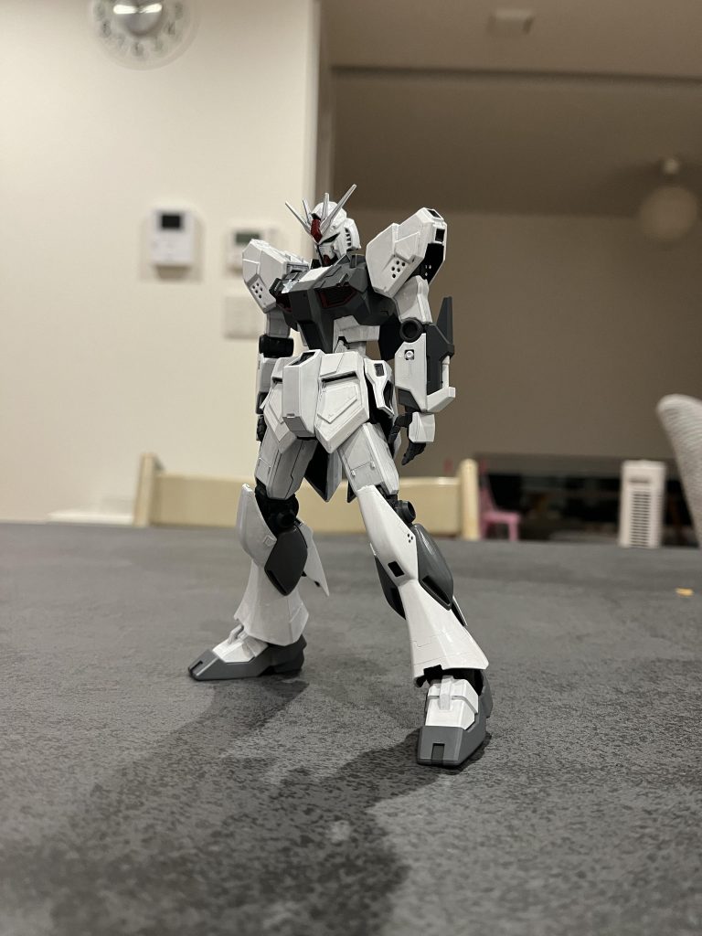 最も面積の大きい ホワイトを筆塗HJの特集にも書かれてましたが、一度で発色はしないので辛抱強く1層、2層、3層とホワイトを重ねていきました。【ミスった点】・塗料のかき混ぜる際に気泡が発生・なかなか発色しないのでだんだん厚塗りになってきていた・ここでも筆の毛が抜けまくるもう塗面はガッタガタです。気泡の跡を消そうと塗料を上塗りすればするほど、塗面は厚くなりました。また一度気泡ごと乾燥してしまうとほぼ跡を消すことができませんでした。乾燥後、ヤスればまだ修復できたかもしれませんが、投げ出しましたw