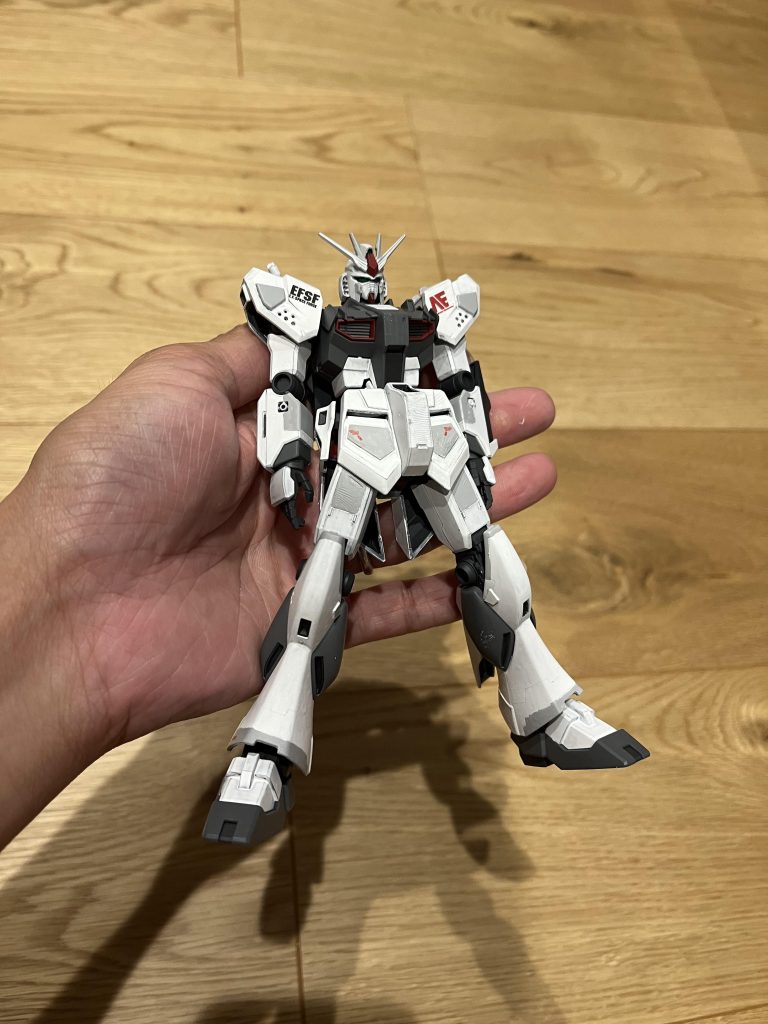 部分塗装 + トップコートまでRGのように塗分けようと調色。パレットで発色を確認しながら調色できるのでこれは筆塗のメリットの一つだと感じました。あと、下地がメカサフ吹いてたので装甲内側などは筆塗せずに残すことで内側はいい感じになりますね!その後墨入れしたんですが、スジボリ・彫りなおしたモールドがすべて埋まって墨が全くはいりません。エアブラシなら色と色の境界を墨入れすることでキレイに整えることができるんですが、今回は全くできませんでした。。。