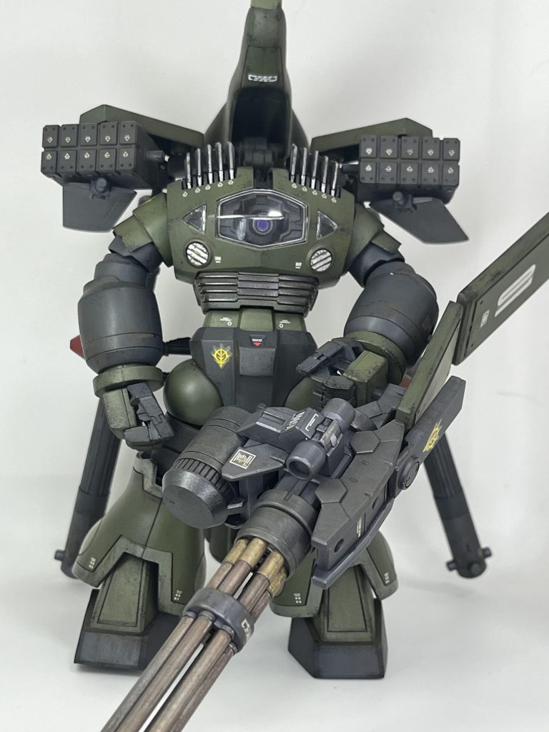 正面です。ガトリングの砲身塗装頑張りました!肩の関節部分にプラ板を追加して、丸見えの関節を少しでも隠れるようにしました。