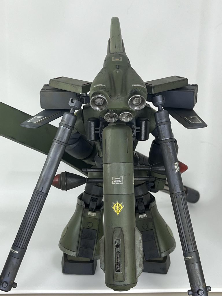 うしろからです。背部支援メカは旧キットαアジールの物を流用しました。そのまま使うと少し細かったので、真ん中で2mm延長しています。