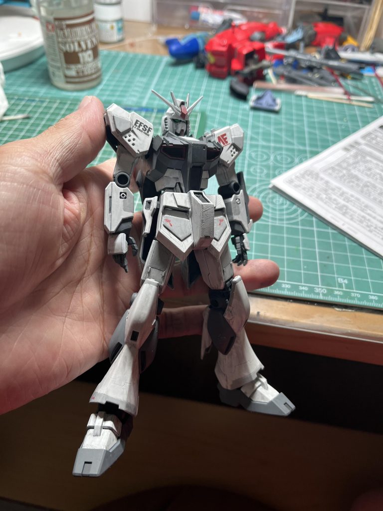 前工程のトップコート時に乾燥を待たず組んでしまったので指紋がくっきり、、、ラッカーのトップコートを吹くと下地の水性カラーも溶けるようでいつもの感覚で触るとまだダメだったようです。単純にエアブラシと筆塗では乾燥時間も異なってくるので注意が必要ですね。