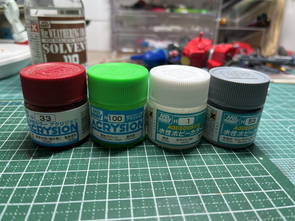 筆塗アクリジョンのあずき色・蛍光グリーンを筆塗めちゃいい感じに塗れた!!とテンション上がるアクリジョンは筆ムラも出にくくいいですね!悪い点としては酸素と結合すると瓶の中で固まってしまうこと。。こうなってはもう戻りません。●使用塗料本体(グレー):水性ホビーカラー ニュートラルグレー本体(白①):水性ホビーカラー ホワイト本体(白②):水性ホビーカラー ホワイト+ニュートラルグレー少量本体(赤):アクリジョン あずき色本体(センサー):アクリジョン 蛍光グリーン関節・武器:メカサフスーパーヘヴィートップコート:Mr.カラー スーパースムースクリア(つや消し)