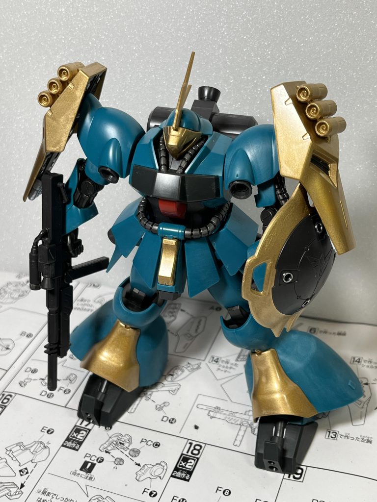 すぐみにゴールドだけスプレー①特に何もせずスプレー②トップコートしてからスプレー③サーフェイサー後にスプレー色々試しましたが③圧勝でした。しかし、画像の大半は②で作成してしまいました。飛んでるファンネルだけ③で作成。①は塗料がタレてしまい塗ることが出来ないレベル。