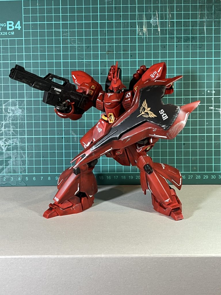 墨入れ、デカール、部分塗装(スラスターをガンダムマーカーのゴールド)、少しシルバーでチッピング太っているわけではないが、装甲の厚みと色で重厚感ある。ブラリなしポロリなし組み立て簡単。背景はワンダースクール。