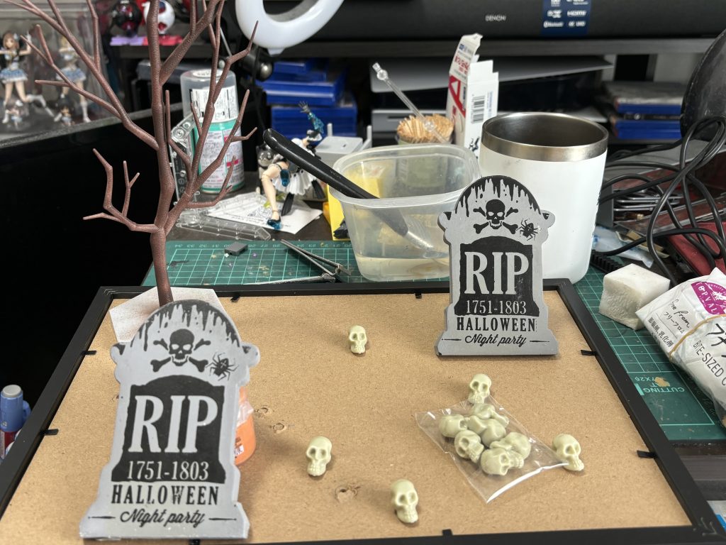 100均でハロウィン素材集めて初めはお墓のオブジェも用意したんですが、なんか安っぽくなりそうだったのでこいつだけオミットしました。