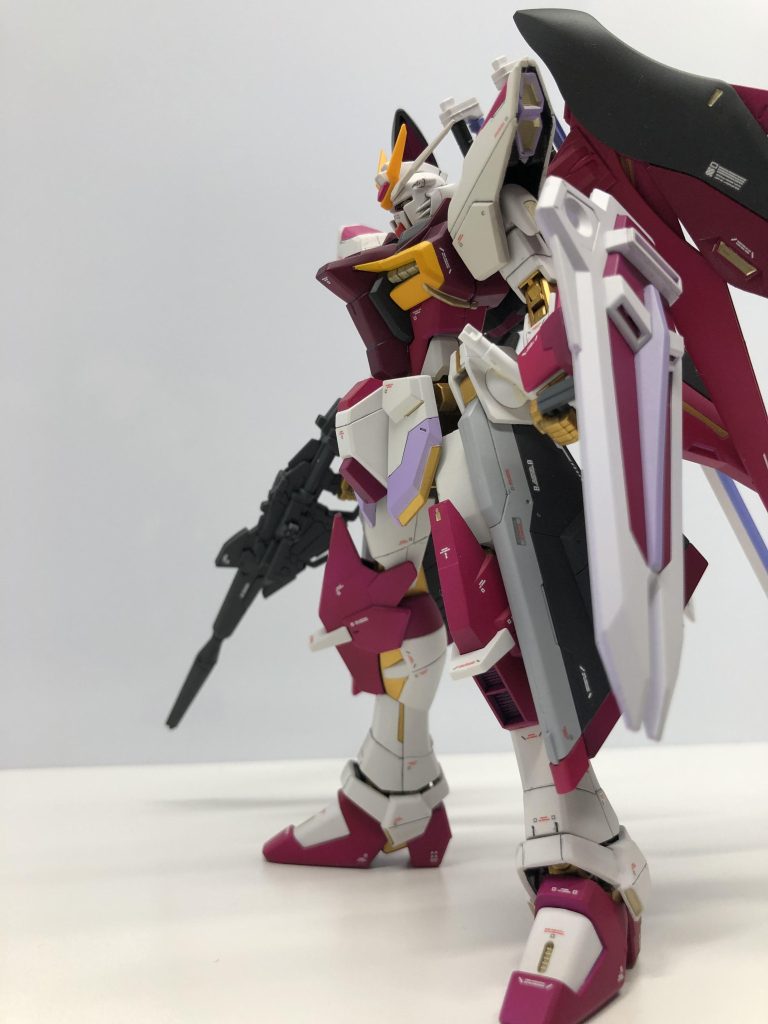 最後の最後まで本当にこのカラーリングでいいのか、トリコロールやストフリカラーの方がいいか悩みました。完成してみたら結構いい感じになったと思いましたのでこれで完成という事で!