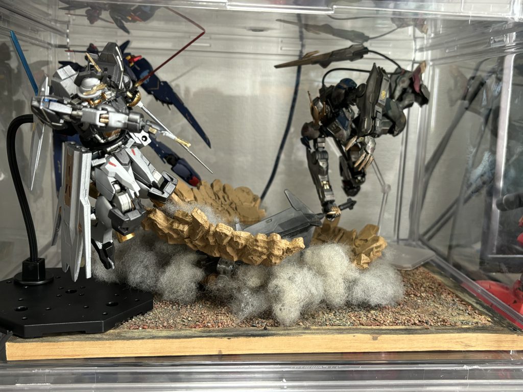 最終的な飾り方。バエルとバルバトスの三つ巴にして飾ってます