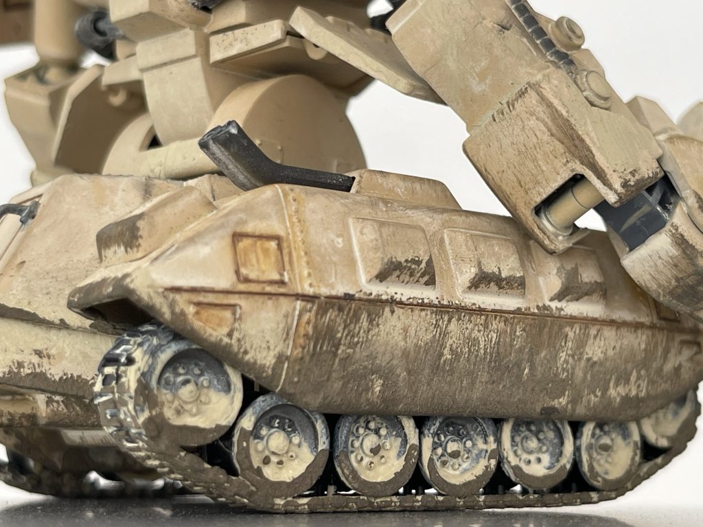 車輪が側面装甲の裏側にほとんど隠れて見えなくなってしまう設計だったため、本体ベース部をプラ棒でかさ上げして車輪を見えるようにしました。車輪が装甲の裏に隠れているのは防御面では有効かと思いますが、メンテナンス的にはどうなんでしょう…