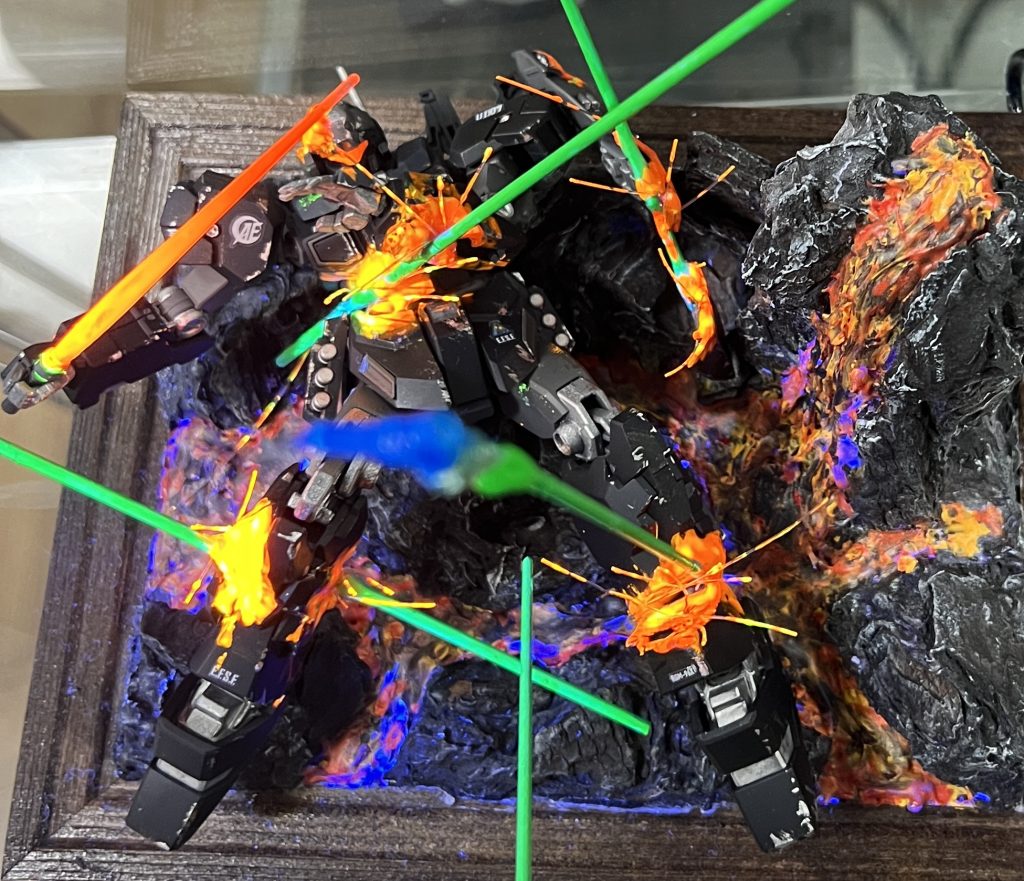 亡きジェガンさんはライターで火炙りにして溶かした所に筆塗りで蛍光塗装してます。