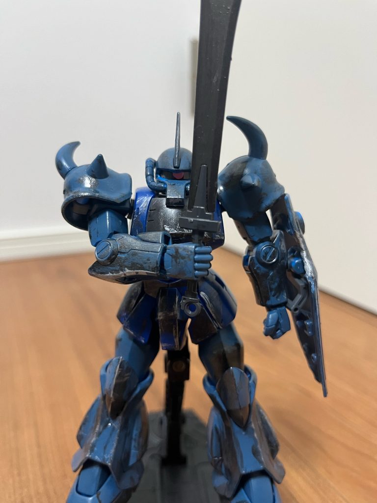 キットに付いてくるヒートソードを塗装して実体剣っぽくしました。