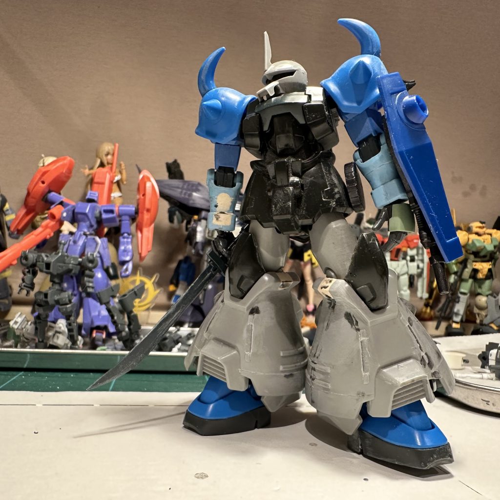 制作中の様子。旧HGフライトタイプを芯にグフ系のパーツを寄せ集めています。ショルダーアーマーと、足首はリバイブグフ肩と上腕・シールド・ヒートソードは旧HGUCグフ前腕は旧HGグフカスタムです。