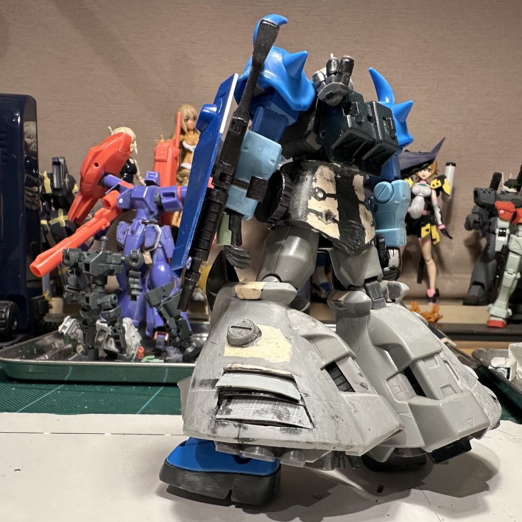 両脚のサイドインテークは超音波カッターで切り落とし、穴を塞ぎました。足フレア内部にはジャンクパーツでゴチャメカを突っ込んであります。腰の推進機も腰アーマーと一体化されていたため同様に波カッターでバッサリ。この後、苦行の表面処理千本ノックです。